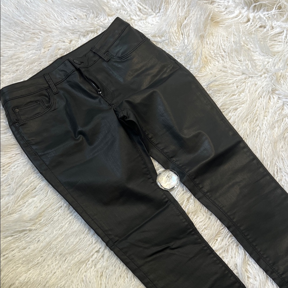 * Shiny Black Skinny Jeans
